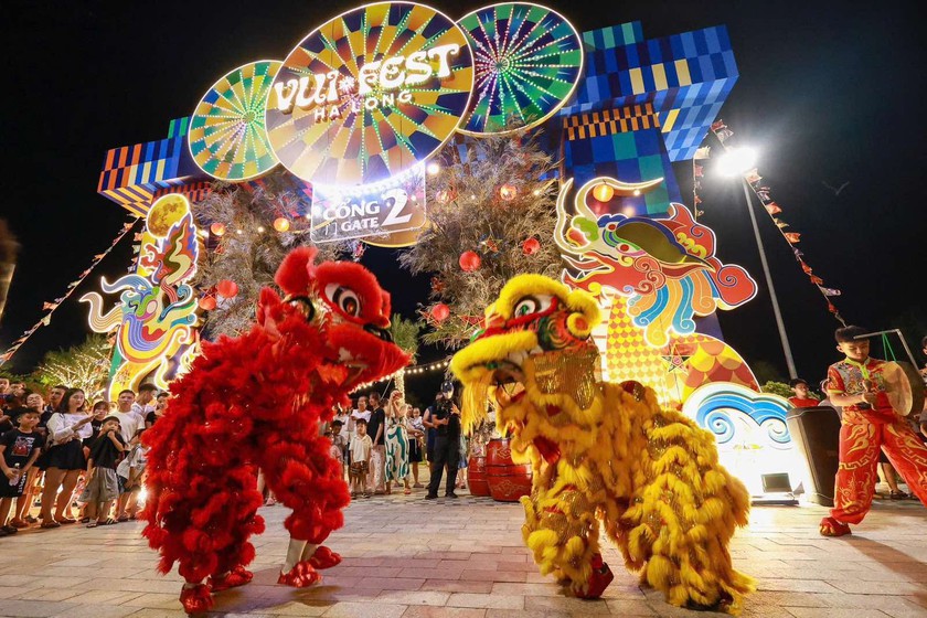 Rộn r&agrave;ng đ&ecirc;m Trung thu, biển người người đổ về B&atilde;i Ch&aacute;y xem diễu h&agrave;nh đ&egrave;n lồng v&agrave; ph&aacute;o hoa - Ảnh 4.