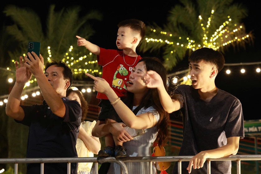 Rộn r&agrave;ng đ&ecirc;m Trung thu, biển người người đổ về B&atilde;i Ch&aacute;y xem diễu h&agrave;nh đ&egrave;n lồng v&agrave; ph&aacute;o hoa - Ảnh 5.