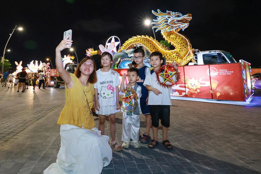 Rộn r&agrave;ng đ&ecirc;m Trung thu, biển người người đổ về B&atilde;i Ch&aacute;y xem diễu h&agrave;nh đ&egrave;n lồng v&agrave; ph&aacute;o hoa - Ảnh 1.