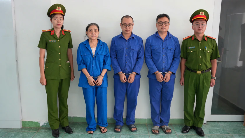 C&ocirc;ng an Th&agrave;nh phố Hồ Ch&iacute; Minh bắt tạm giam nh&oacute;m đối tượng in, ph&aacute;t h&agrave;nh 21.000 quyển s&aacute;ch tr&aacute;i ph&eacute;p - Ảnh 1.