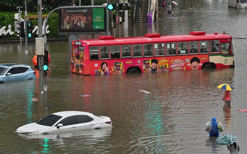 “Thảm hoạ lũ lụt” gây gián đoạn giao thông và du lịch tại Bangkok, Thái Lan - Ảnh 7.