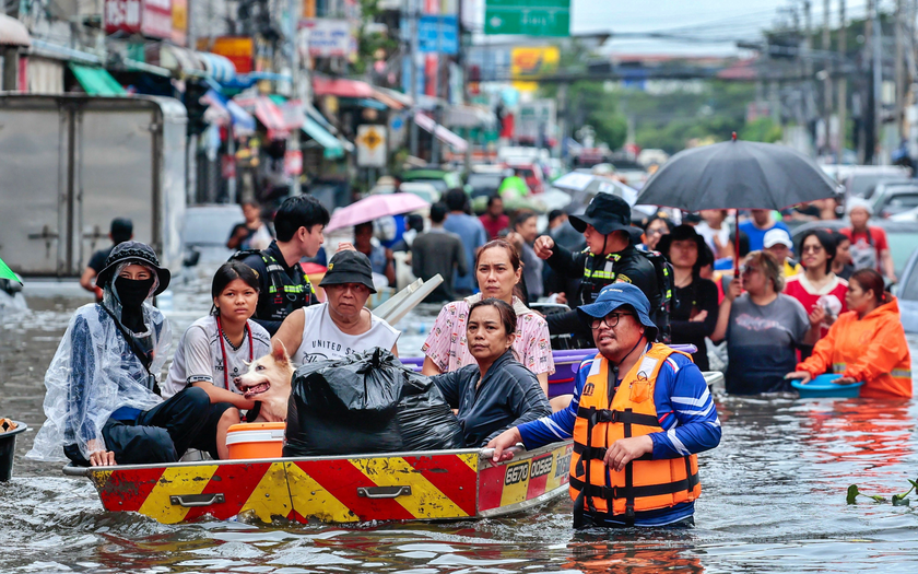 “Thảm hoạ lũ lụt” gây gián đoạn giao thông và du lịch tại Bangkok, Thái Lan - Ảnh 1.