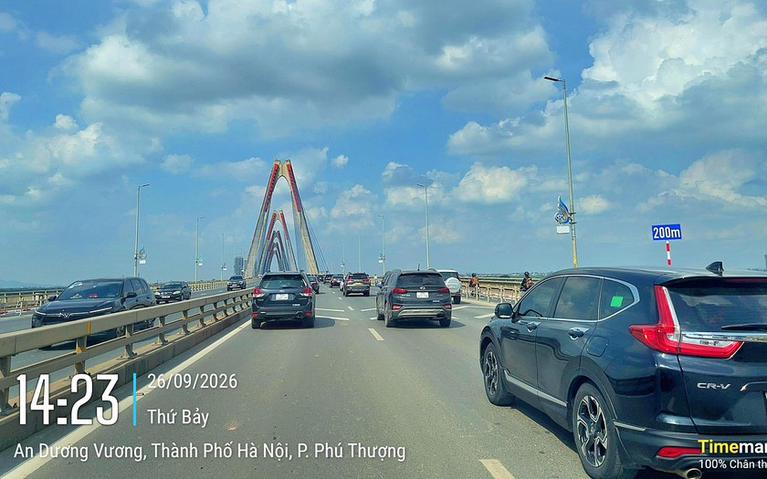 Cục CSGT: Biển b&aacute;o, vạch khoảng c&aacute;ch tr&ecirc;n cầu Nhật T&acirc;n chủ yếu để tuy&ecirc;n truyền - Ảnh 1.