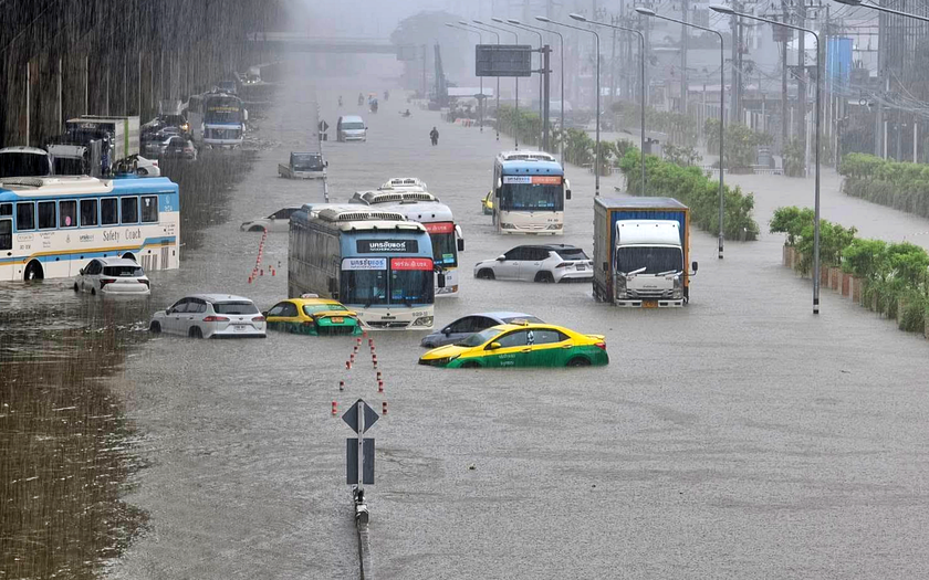 “Thảm hoạ lũ lụt” gây gián đoạn giao thông và du lịch tại Bangkok, Thái Lan - Ảnh 3.