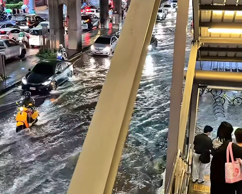 “Thảm hoạ lũ lụt” gây gián đoạn giao thông và du lịch tại Bangkok, Thái Lan - Ảnh 2.