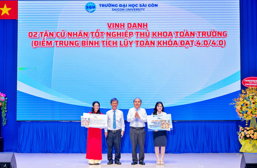 Trường Đại học Sài Gòn trao 5,5 tỷ đồng học bổng cho tân sinh viên - Ảnh 2.