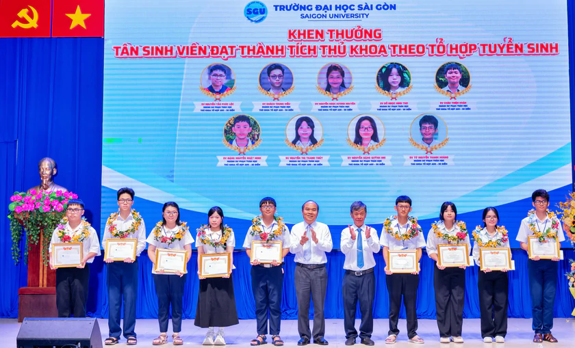 Trường Đại học Sài Gòn trao 5,5 tỷ đồng học bổng cho tân sinh viên - Ảnh 1.