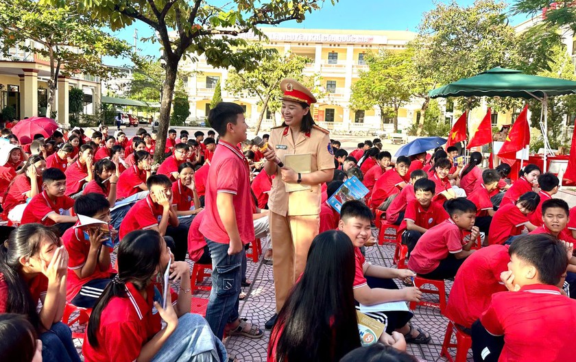 Hội Khuyến học Hưng Y&ecirc;n đồng h&agrave;nh c&ugrave;ng C&ocirc;ng an tỉnh trao học bổng v&agrave; lan tỏa văn h&oacute;a giao th&ocirc;ng - Ảnh 2.