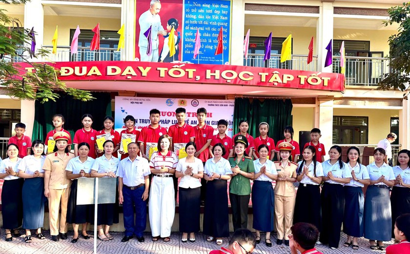 Hội Khuyến học Hưng Y&ecirc;n đồng h&agrave;nh c&ugrave;ng C&ocirc;ng an tỉnh trao học bổng v&agrave; lan tỏa văn h&oacute;a giao th&ocirc;ng - Ảnh 3.