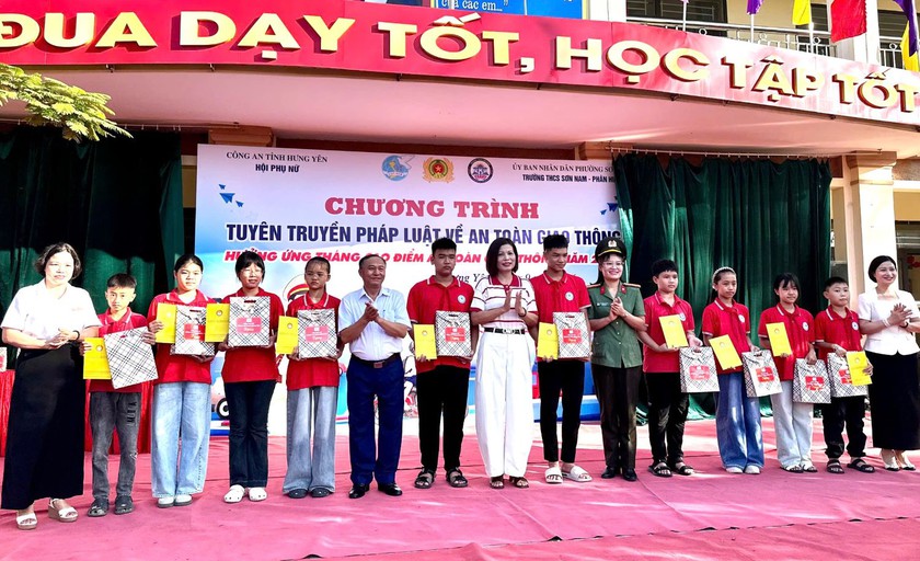 Hội Khuyến học Hưng Y&ecirc;n đồng h&agrave;nh c&ugrave;ng C&ocirc;ng an tỉnh trao học bổng v&agrave; lan tỏa văn h&oacute;a giao th&ocirc;ng - Ảnh 1.