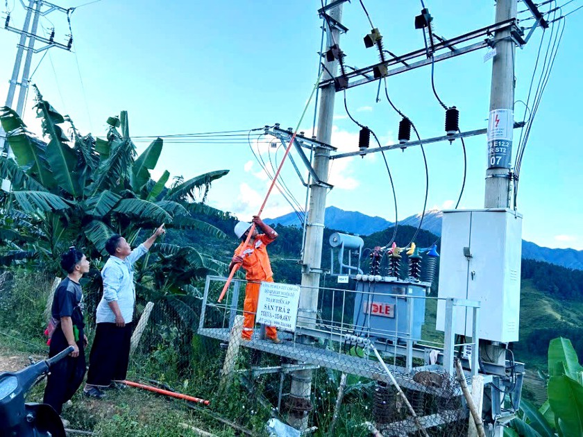 Hơn 200 hộ d&acirc;n v&ugrave;ng cao Nghĩa Lộ được sử dụng điện lưới chất lượng, an to&agrave;n - Ảnh 1.