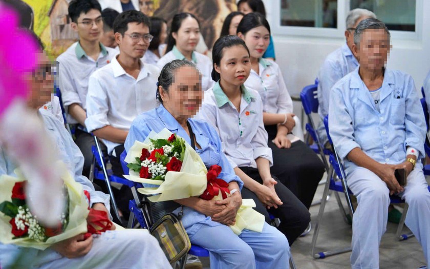 Bệnh viện C Đ&agrave; Nẵng v&agrave; Trường Đại học Đ&ocirc;ng &Aacute;: Trao "liều thuốc 0 đồng" cho người cao tuổi - Ảnh 3.