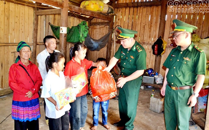 &ldquo;B&agrave; đỡ&rdquo; mang qu&acirc;n h&agrave;m xanh ở Đồn bi&ecirc;n ph&ograve;ng Trịnh Tường - Ảnh 3.