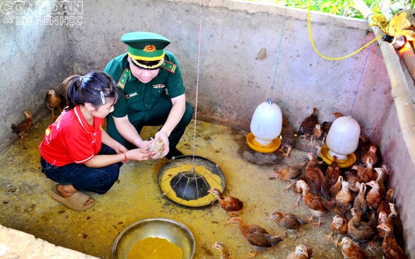 &ldquo;B&agrave; đỡ&rdquo; mang qu&acirc;n h&agrave;m xanh ở Đồn bi&ecirc;n ph&ograve;ng Trịnh Tường - Ảnh 5.