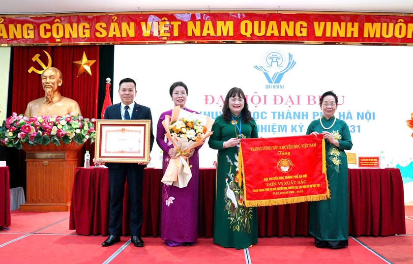 B&agrave; Nguyễn Thị Ngọc Minh t&aacute;i đắc cử Chủ tịch Hội Khuyến học H&agrave; Nội kh&oacute;a VI - Ảnh 1.