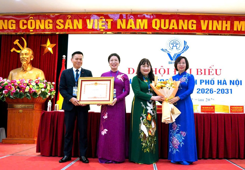 B&agrave; Nguyễn Thị Ngọc Minh t&aacute;i đắc cử Chủ tịch Hội Khuyến học H&agrave; Nội kh&oacute;a VI - Ảnh 2.