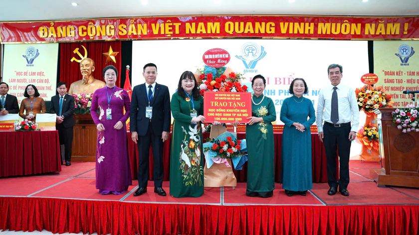 B&agrave; Nguyễn Thị Ngọc Minh t&aacute;i đắc cử Chủ tịch Hội Khuyến học H&agrave; Nội kh&oacute;a VI - Ảnh 10.