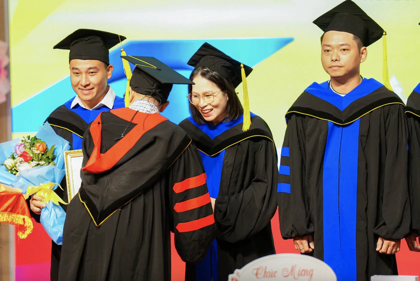 Bộ Giáo dục và Đào tạo làm rõ thông tin học viên thạc sĩ chính quy không được làm việc toàn thời gian - Ảnh 1.