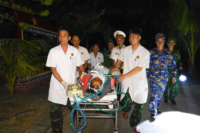Đưa bệnh nh&acirc;n bị đa chấn thương từ Trường Sa về đất liền an to&agrave;n - Ảnh 4.
