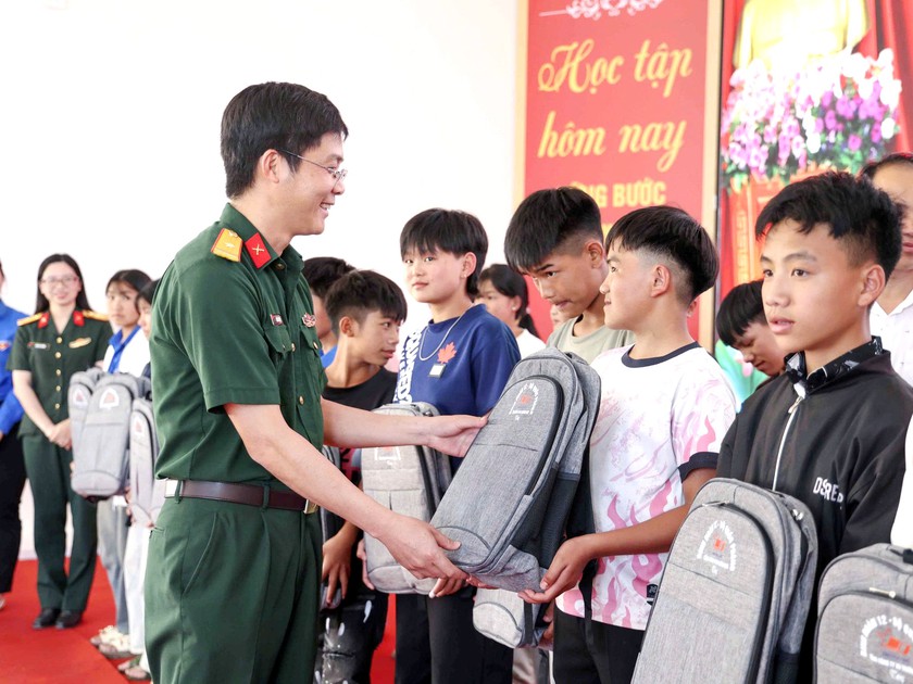 Trao tặng 980 cặp s&aacute;ch cho học sinh v&ugrave;ng cao Y T&yacute; trước ng&agrave;y khai giảng năm học mới - Ảnh 1.