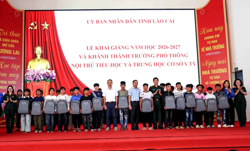 Trao tặng 980 cặp s&aacute;ch cho học sinh v&ugrave;ng cao Y T&yacute; trước ng&agrave;y khai giảng năm học mới - Ảnh 2.