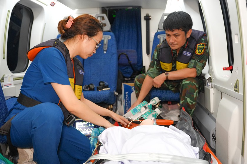 Đưa bệnh nh&acirc;n bị đa chấn thương từ Trường Sa về đất liền an to&agrave;n - Ảnh 2.