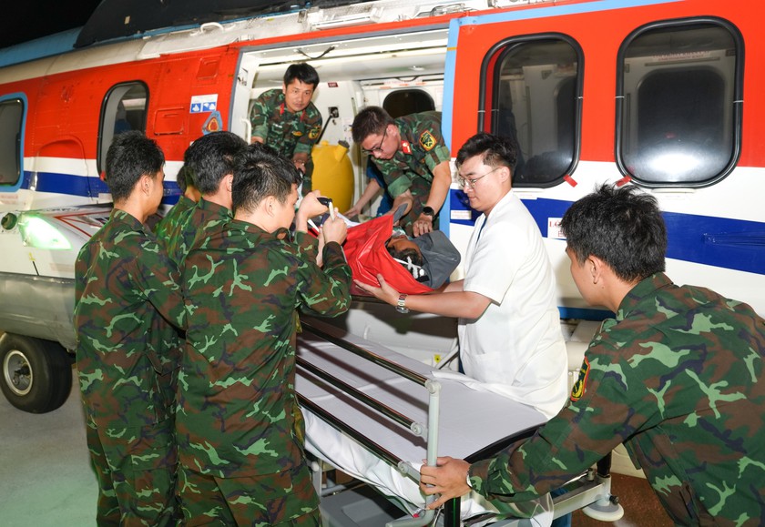 Đưa bệnh nh&acirc;n bị đa chấn thương từ Trường Sa về đất liền an to&agrave;n - Ảnh 3.