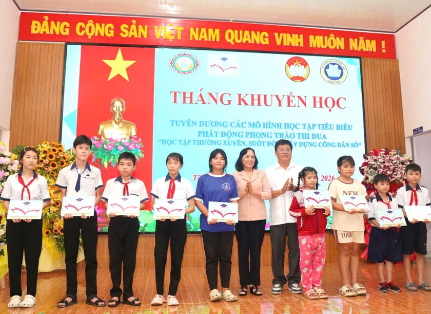 Đồng Th&aacute;p lan tỏa sức sống "Th&aacute;ng khuyến học 2026" hơn 4,4 tỷ đồng đồng h&agrave;nh c&ugrave;ng học sinh ngh&egrave;o bước v&agrave;o năm học mới - Ảnh 1.