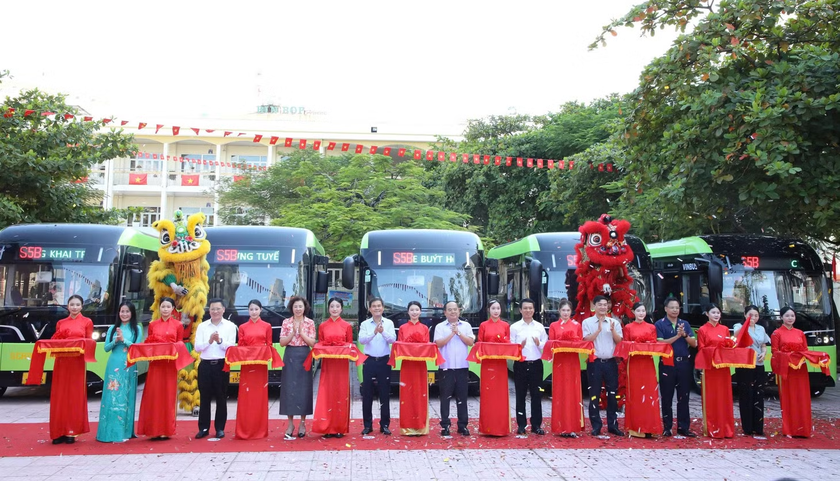 Quảng Ninh khai trương 6 tuyến xe bu&yacute;t điện miễn ph&iacute; đưa học sinh đến trường - Ảnh 1.