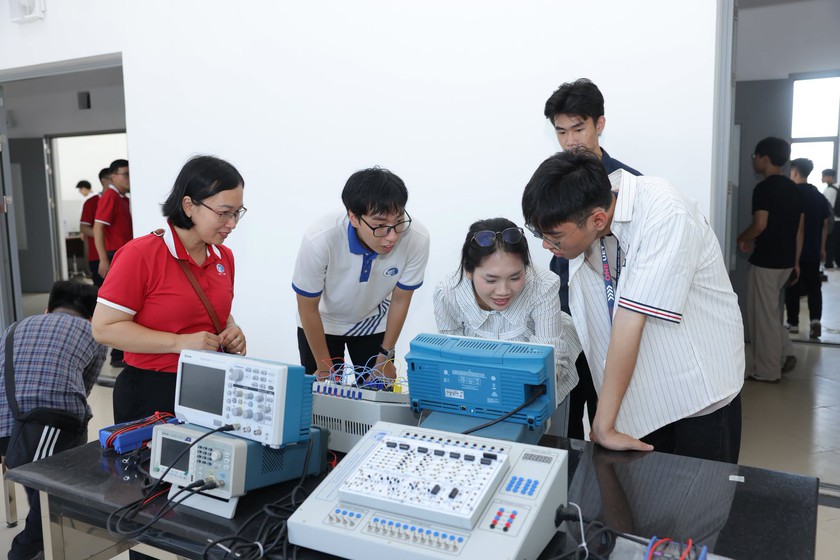 Trường Đại học C&ocirc;ng nghệ đưa to&agrave;n bộ t&acirc;n sinh vi&ecirc;n l&ecirc;n H&ograve;a Lạc học tập 4 năm - Ảnh 1.