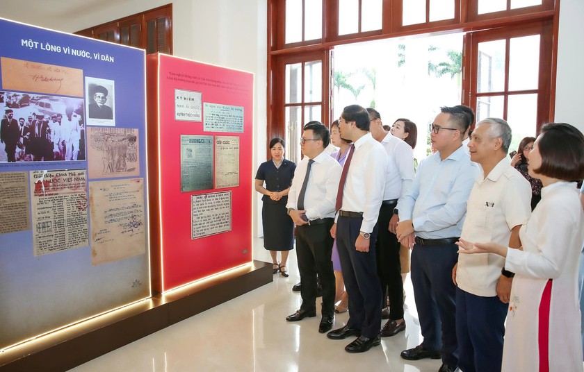 Hội thảo khoa học kỷ niệm 150 năm Ng&agrave;y sinh nh&agrave; b&aacute;o Huỳnh Th&uacute;c Kh&aacute;ng - Ảnh 7.