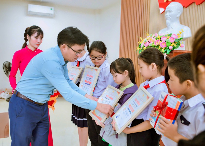 Hội Khuyến học Phú Ninh, Đà Nẵng tiếp sức đến trường trước thềm năm học mới - Ảnh 1.
