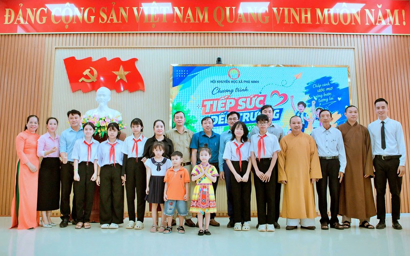 Hội Khuyến học Phú Ninh, Đà Nẵng tiếp sức đến trường trước thềm năm học mới - Ảnh 2.