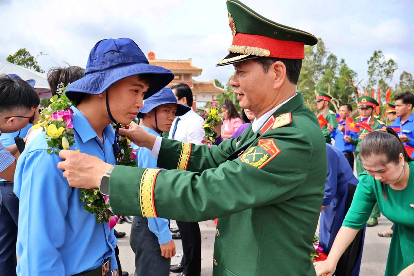 Qu&acirc;n khu 7 xuất qu&acirc;n, cử c&aacute;c đội t&igrave;m kiếm, quy tập h&agrave;i cốt liệt sĩ tại Campuchia - Ảnh 2.