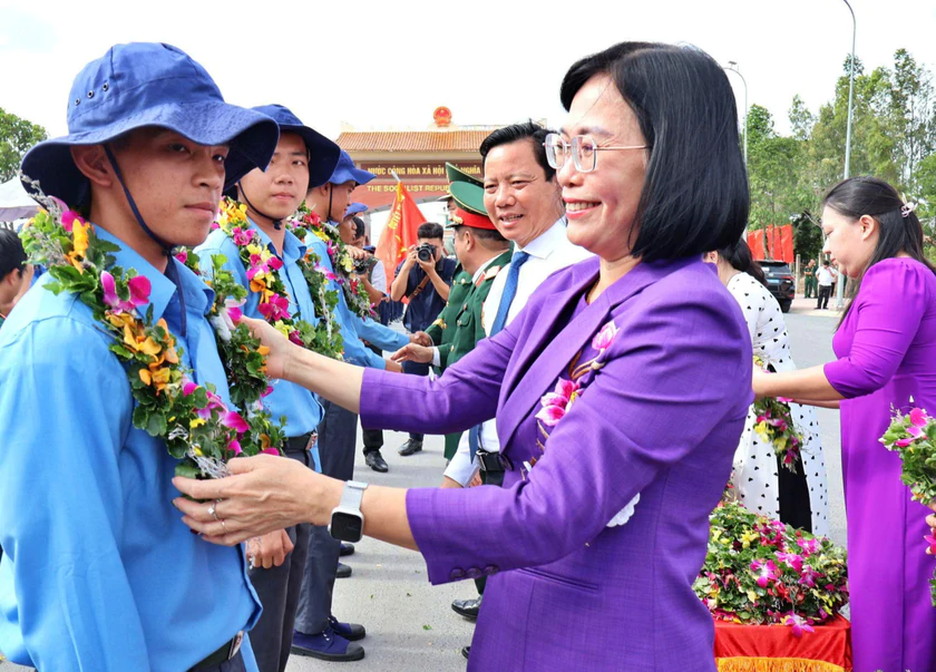 Qu&acirc;n khu 7 xuất qu&acirc;n, cử c&aacute;c đội t&igrave;m kiếm, quy tập h&agrave;i cốt liệt sĩ tại Campuchia - Ảnh 3.