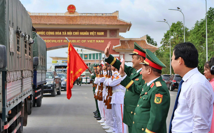 Qu&acirc;n khu 7 xuất qu&acirc;n, cử c&aacute;c đội t&igrave;m kiếm, quy tập h&agrave;i cốt liệt sĩ tại Campuchia - Ảnh 4.