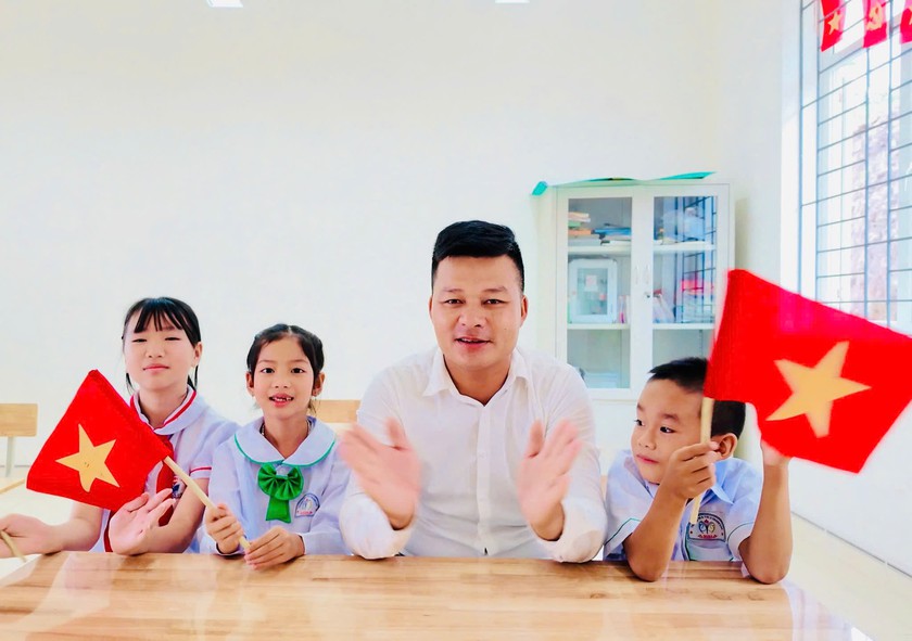 Chuyện chỉ c&oacute; ở đảo Trần, C&ocirc; T&ocirc;, Quảng Ninh, điểm trường c&oacute; một thầy, 3 tr&ograve; vẫn rộn r&agrave;ng lễ khai giảng - Ảnh 1.