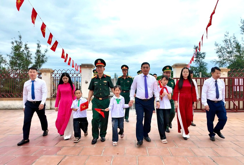 Chuyện chỉ c&oacute; ở đảo Trần, C&ocirc; T&ocirc;, Quảng Ninh, điểm trường c&oacute; một thầy, 3 tr&ograve; vẫn rộn r&agrave;ng lễ khai giảng - Ảnh 4.