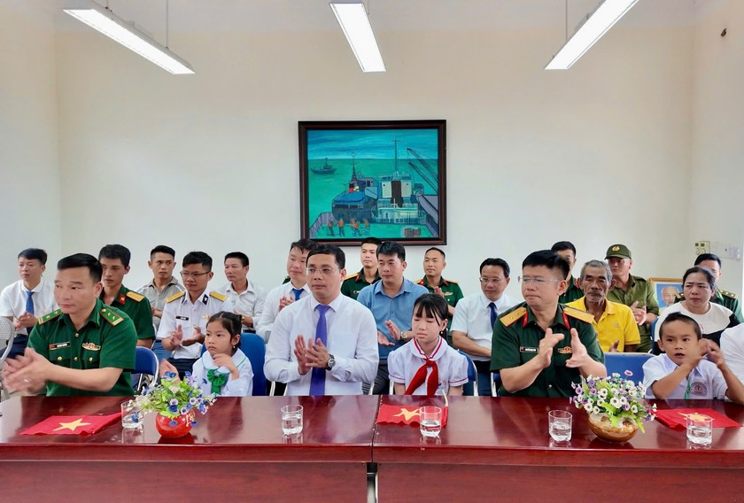 Chuyện chỉ c&oacute; ở đảo Trần, C&ocirc; T&ocirc;, Quảng Ninh, điểm trường c&oacute; một thầy, 3 tr&ograve; vẫn rộn r&agrave;ng lễ khai giảng - Ảnh 2.