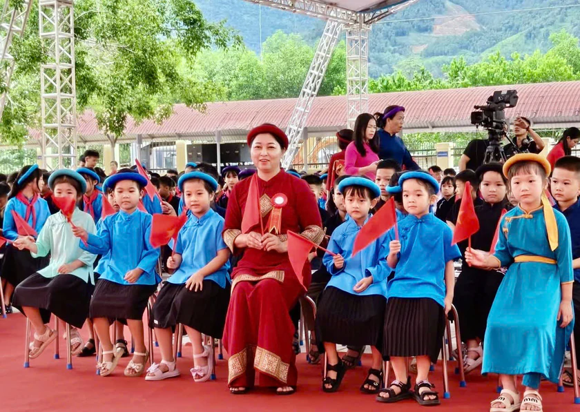 Niềm vui của học sinh các trường phổ thông nội trú tại Quảng Ninh ngày khai trường - Ảnh 2.