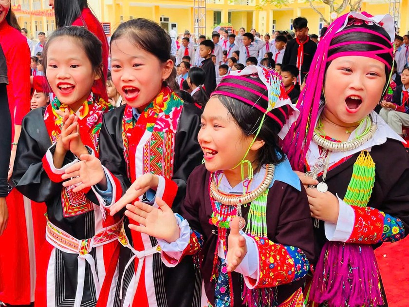 Niềm vui của học sinh các trường phổ thông nội trú tại Quảng Ninh ngày khai trường - Ảnh 6.