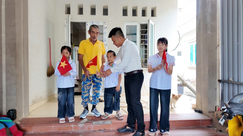 Chuyện chỉ c&oacute; ở đảo Trần, C&ocirc; T&ocirc;, Quảng Ninh, điểm trường c&oacute; một thầy, 3 tr&ograve; vẫn rộn r&agrave;ng lễ khai giảng - Ảnh 3.