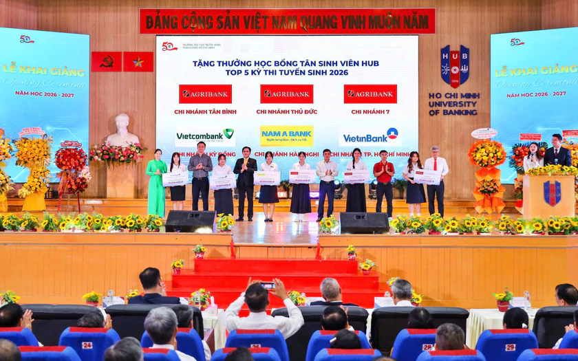 Trường Đại học Ng&acirc;n h&agrave;ng Th&agrave;nh phố Hồ Ch&iacute; Minh khai giảng năm học mới với dấu ấn 50 năm ph&aacute;t triển - Ảnh 1.