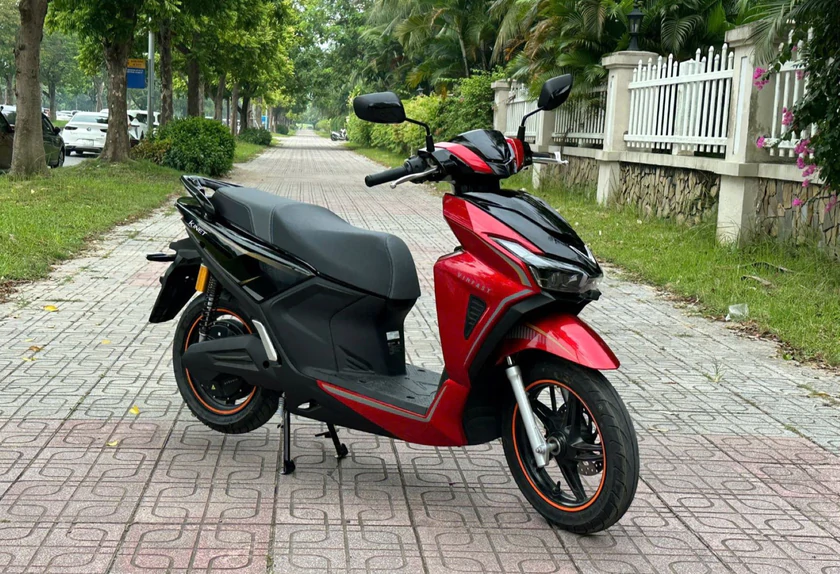 VinFast Kinet c&oacute; g&igrave; hỗ trợ người d&ugrave;ng trong m&ugrave;a mưa?- Ảnh 1.