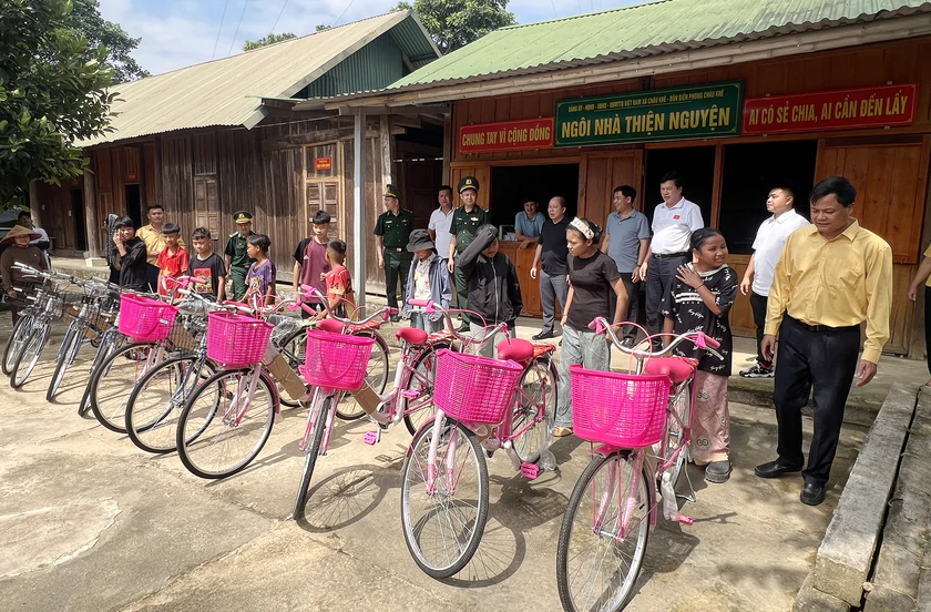 "Nghĩa tình biên giới" đến với bà con, học sinh xã Châu Khê - Ảnh 1.
