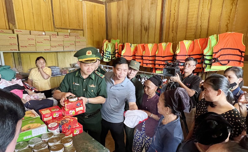 "Nghĩa tình biên giới" đến với bà con, học sinh xã Châu Khê - Ảnh 5.