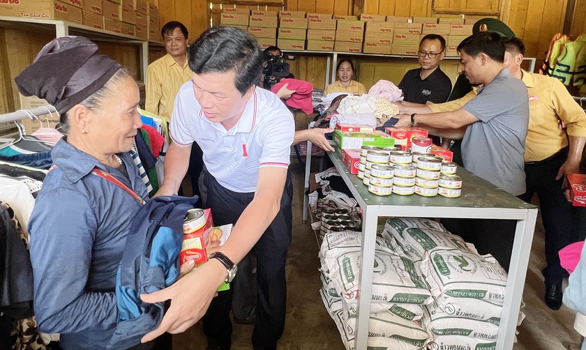 "Nghĩa tình biên giới" đến với bà con, học sinh xã Châu Khê - Ảnh 3.