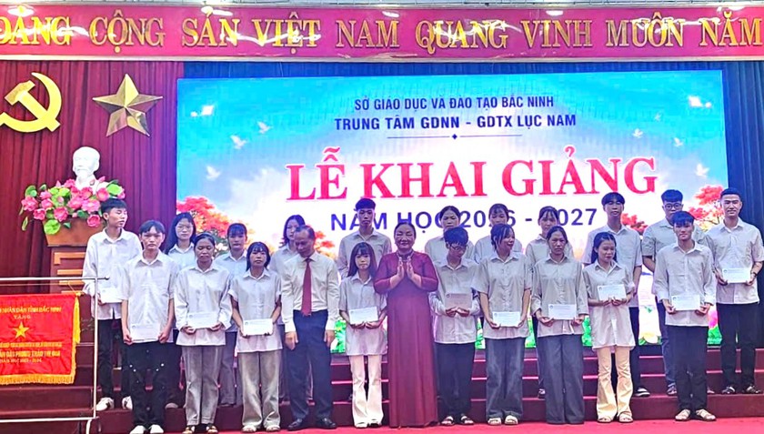 Hội Khuyến học c&aacute;c tỉnh, th&agrave;nh phố đồng loạt trao học bổng tiếp sức học sinh, sinh vi&ecirc;n dịp Khai giảng năm học mới 2026-2027 - Ảnh 3.