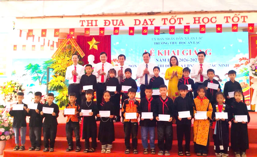 Hội Khuyến học c&aacute;c tỉnh, th&agrave;nh phố đồng loạt trao học bổng tiếp sức học sinh, sinh vi&ecirc;n dịp Khai giảng năm học mới 2026-2027 - Ảnh 2.