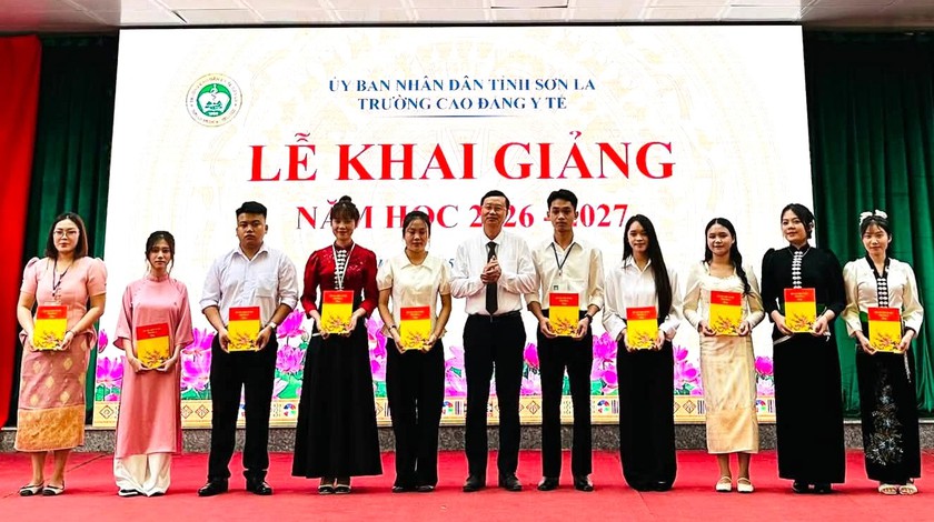 Hội Khuyến học c&aacute;c tỉnh, th&agrave;nh phố đồng loạt trao học bổng tiếp sức học sinh, sinh vi&ecirc;n dịp Khai giảng năm học mới 2026-2027 - Ảnh 1.